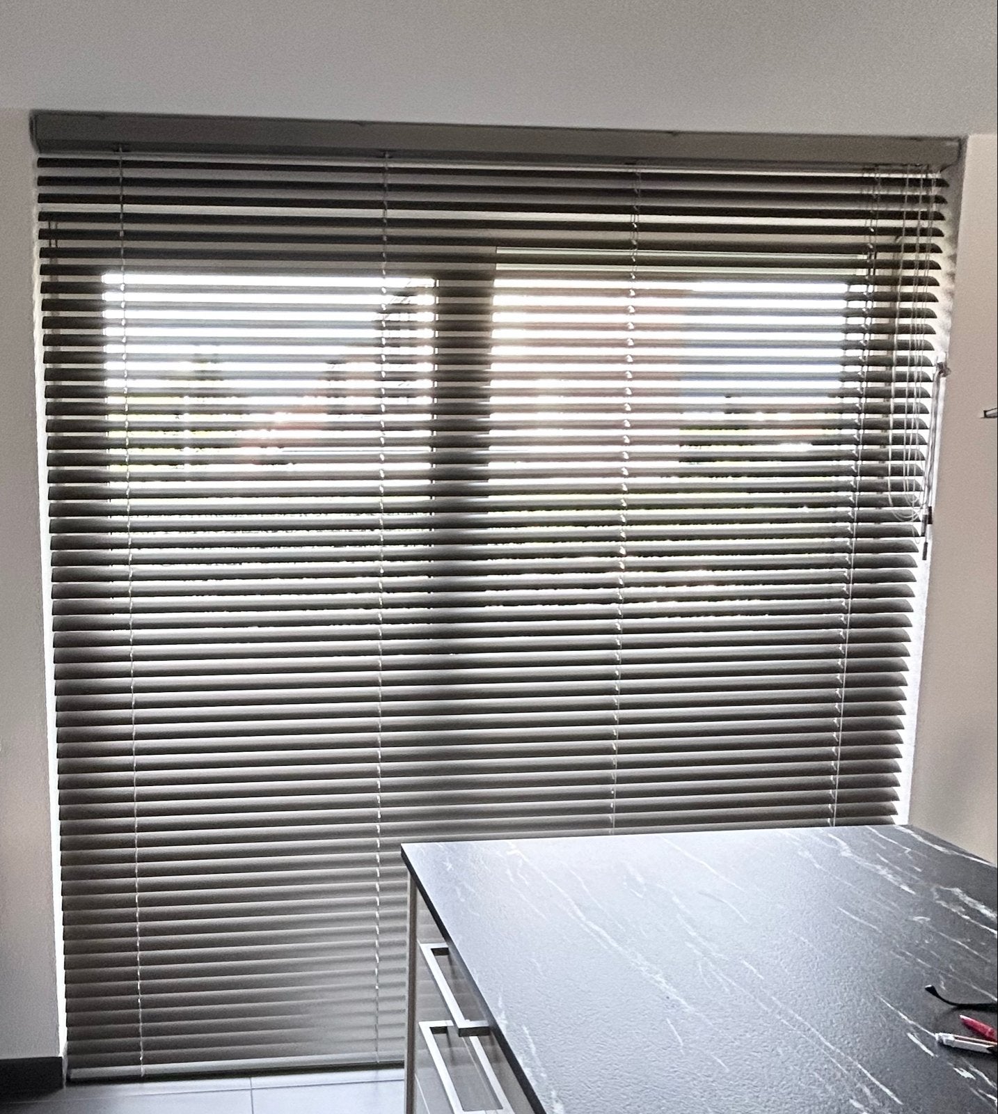 Grijze jaloezieën voor ramen - Zo goed als nieuw, Ophalen, 200 cm of meer, Zo goed als nieuw, 200 cm of meer