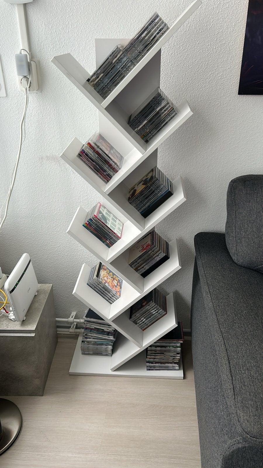 Unieke witte CD/DVD boomkast - Modern en ruimtebesparend, Ophalen, Met plank(en), Minder dan 50 cm, Zo goed als nieuw