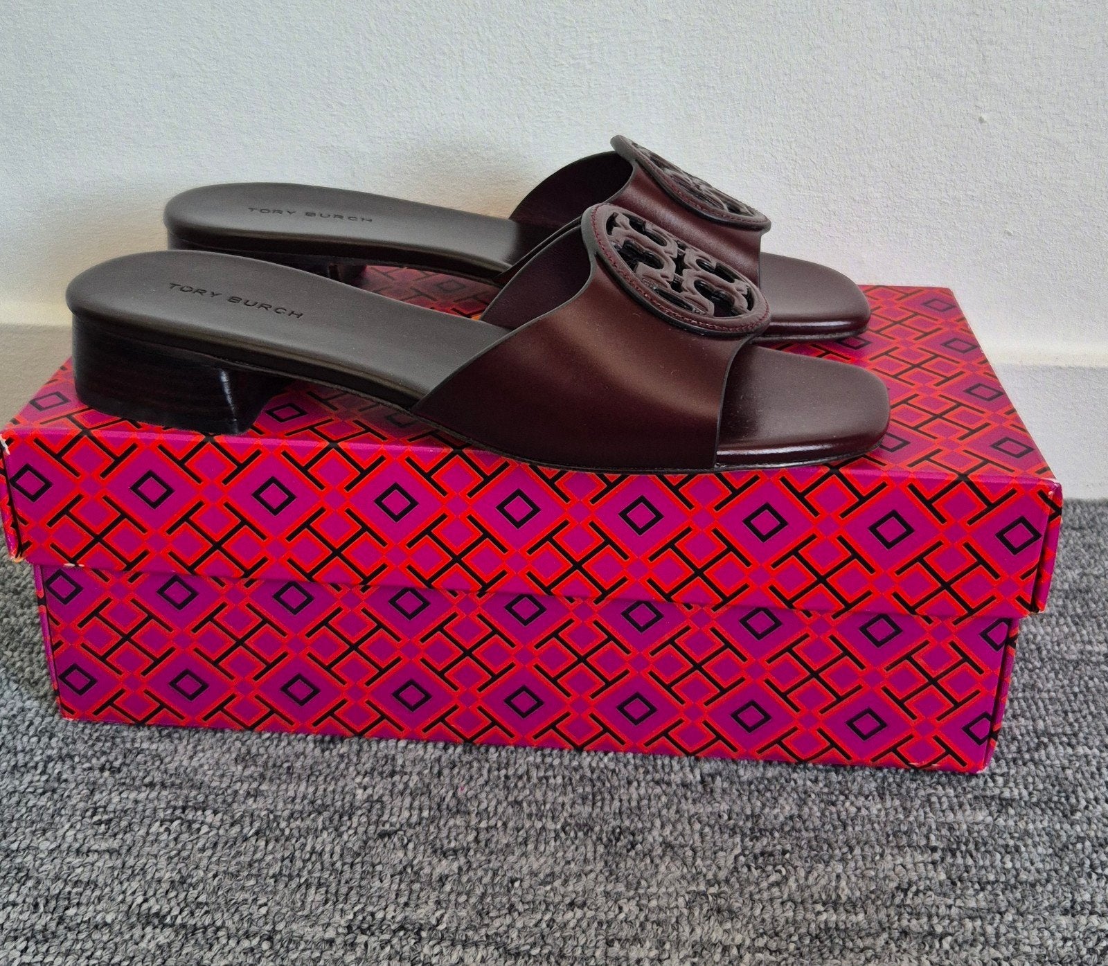 Nieuwe Tory Burch slippers. US 5.5.
Maat 36.

Bordeaux/bruin, Slippers, Overige kleuren, Verzenden, Nieuw