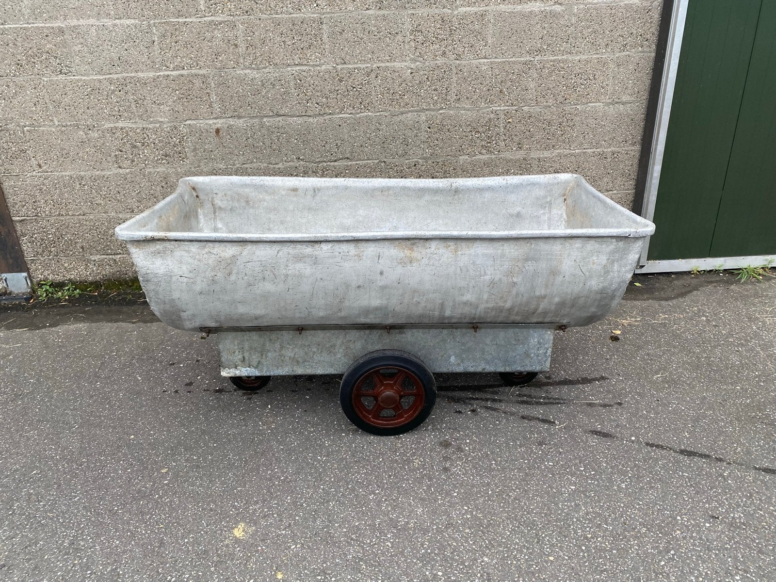 Grote metalen bak op wielen - ideaal voor tuin/opslag, Tuin en Terras, Kruiwagens, Ophalen of Verzenden, Gebruikt, Handmatig, Tweewielig