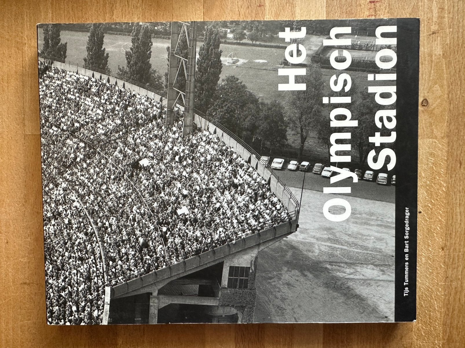 Het Olympisch Stadion. Thijs Tummers & Bart Sorgdrager. 2000, Ophalen, Zo goed als nieuw, Balsport