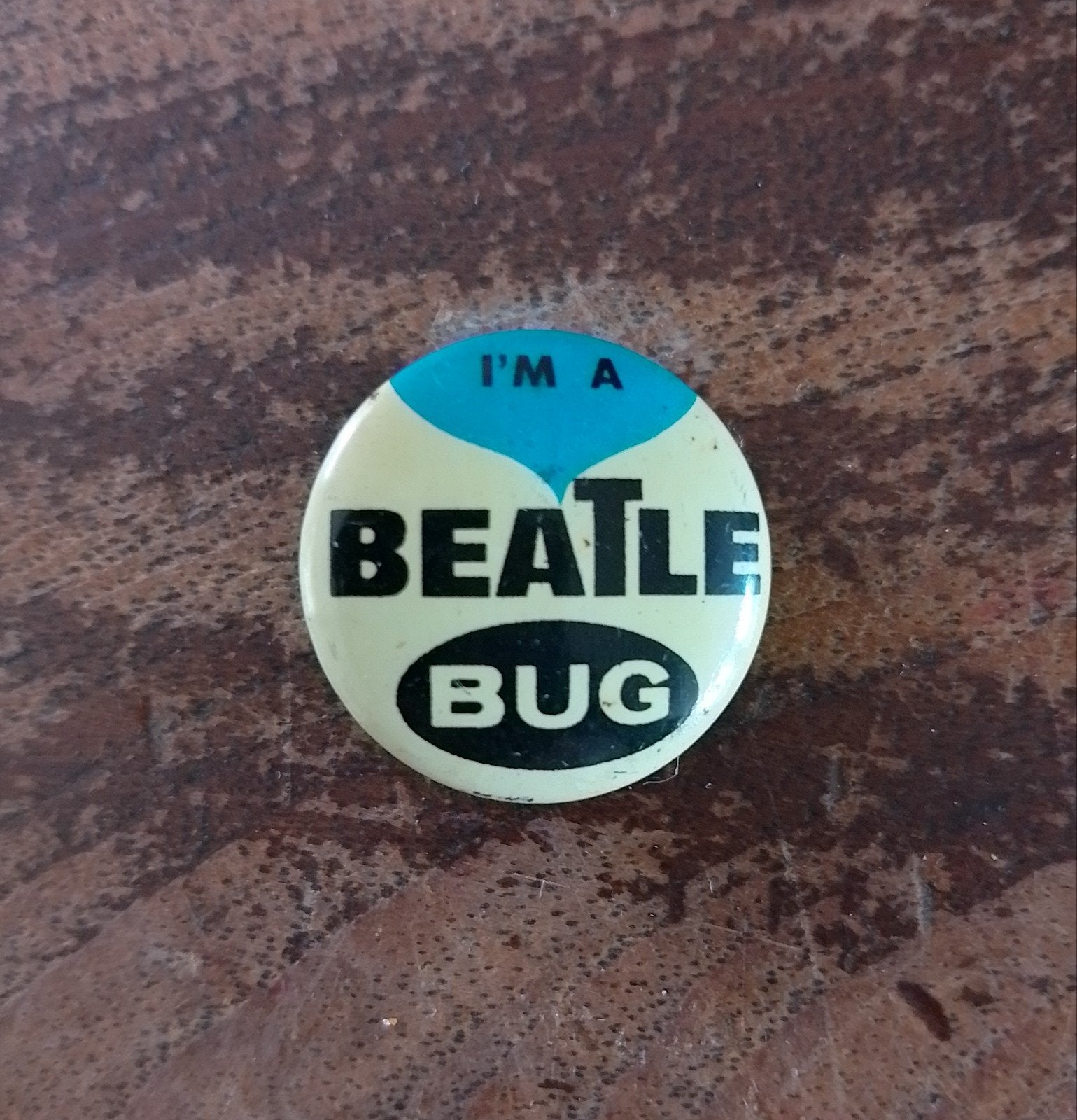 Vintage 'I'm a Beatle Bug' Speldje 1964, Ophalen of Verzenden, Gebruikt, Overige onderwerpen, Speldje of Pin