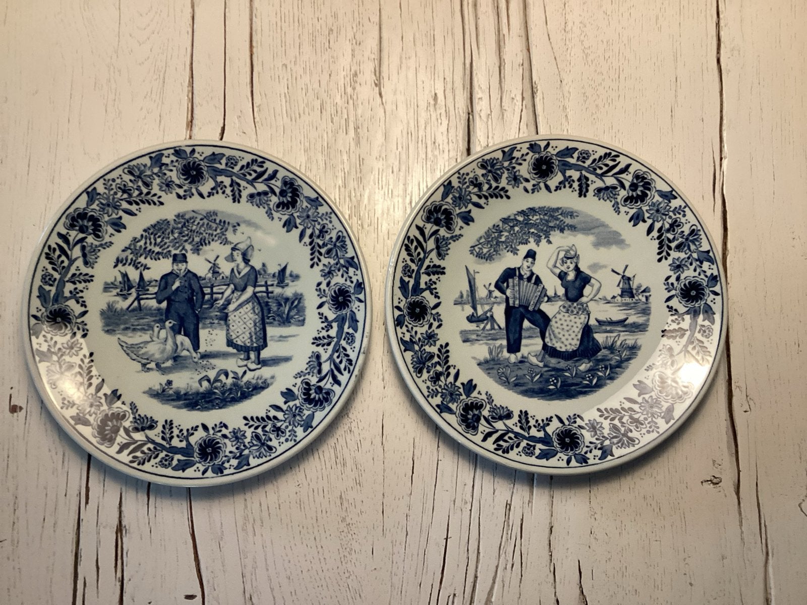 Twee Delfts blauwe sierborden van Petrus Regout, Ophalen of Verzenden