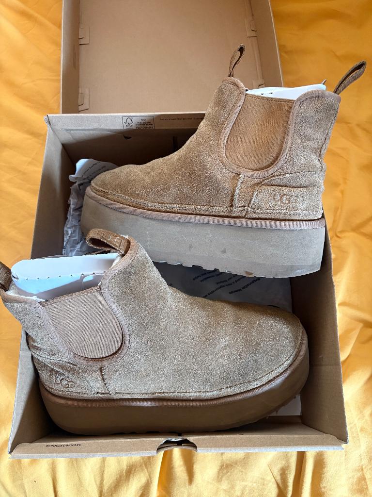 UGG Chelsea Platform model Neumel, maat 40, Kleding | Dames, Schoenen, UGG, Bruin, Ophalen of Verzenden, Gedragen