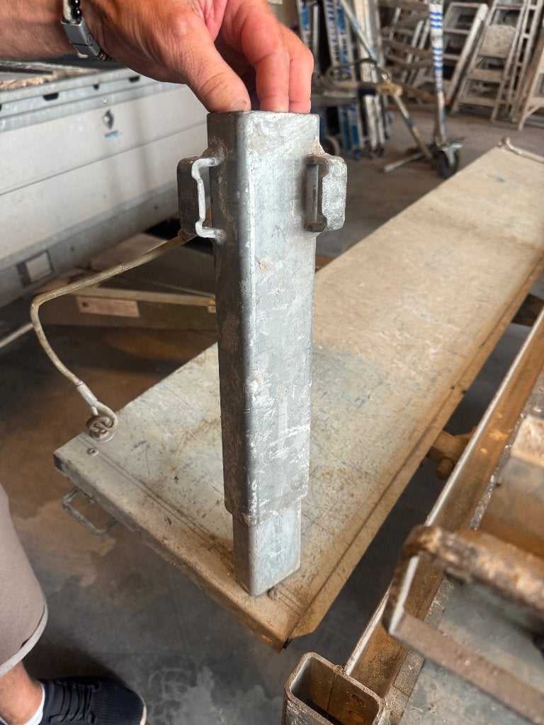 Gezocht: hoekpaaltje linksachter v henra aanhanger, Doe-het-zelf en Verbouw, Metalen, Ophalen of Verzenden, IJzer