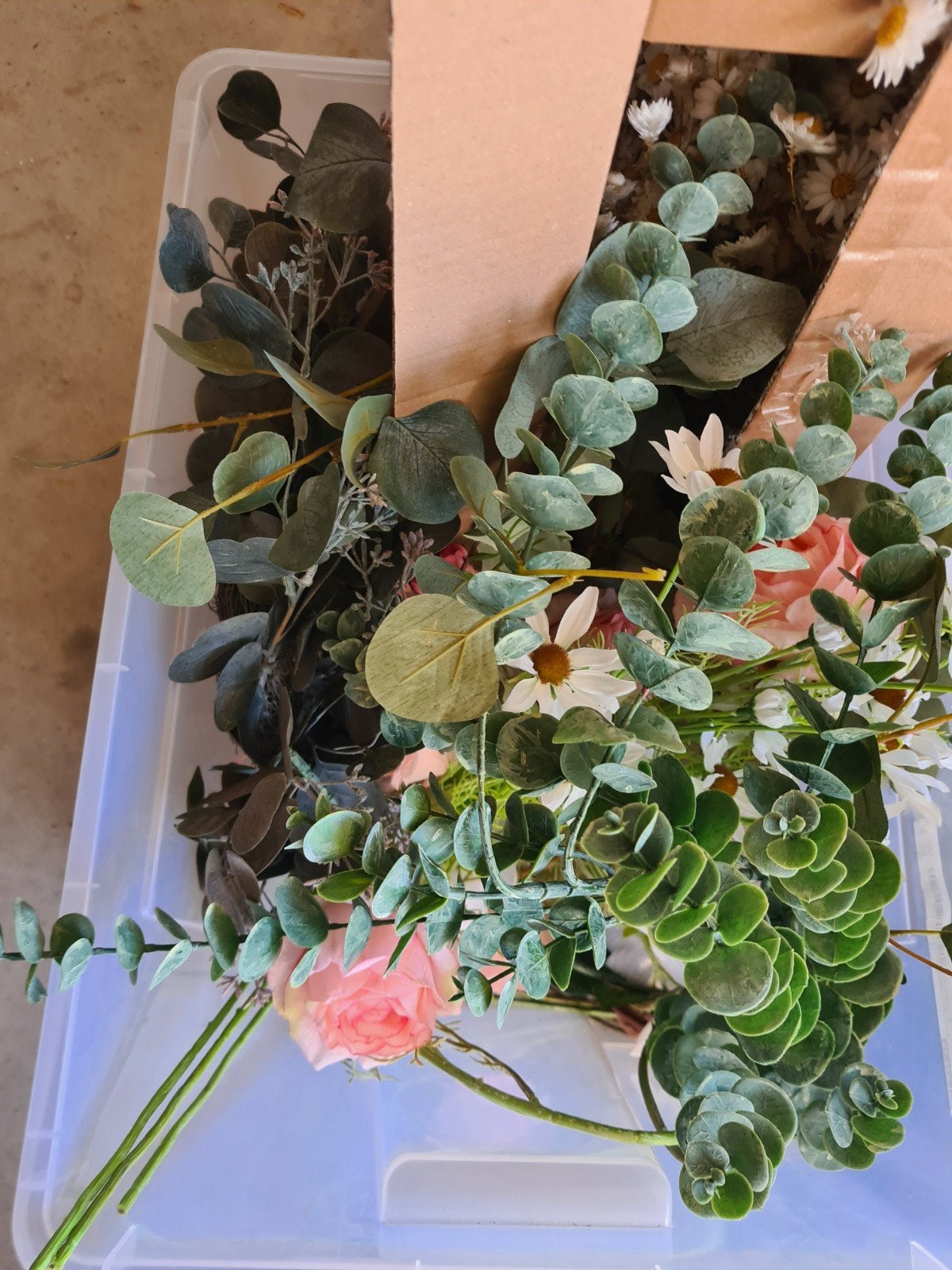 Grote kunststof bak met kunstbloemen en plantentakken, Ophalen, Binnen, Kunstbloem, Zo goed als nieuw