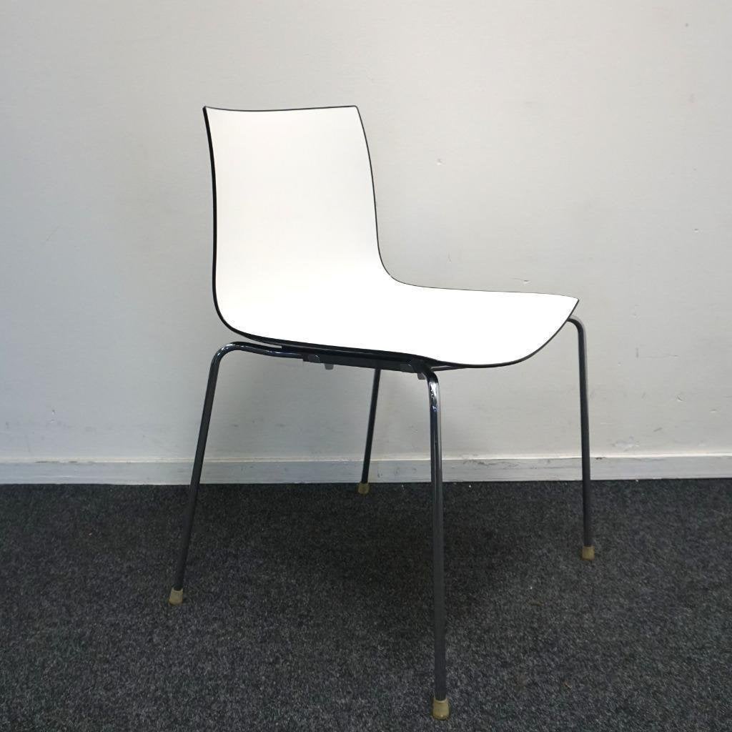Arper Catifa 46 Design Stoelen | Wit / Zwart | Kunststof, Huis en Inrichting, Stoelen, Gebruikt, -, Wit, -