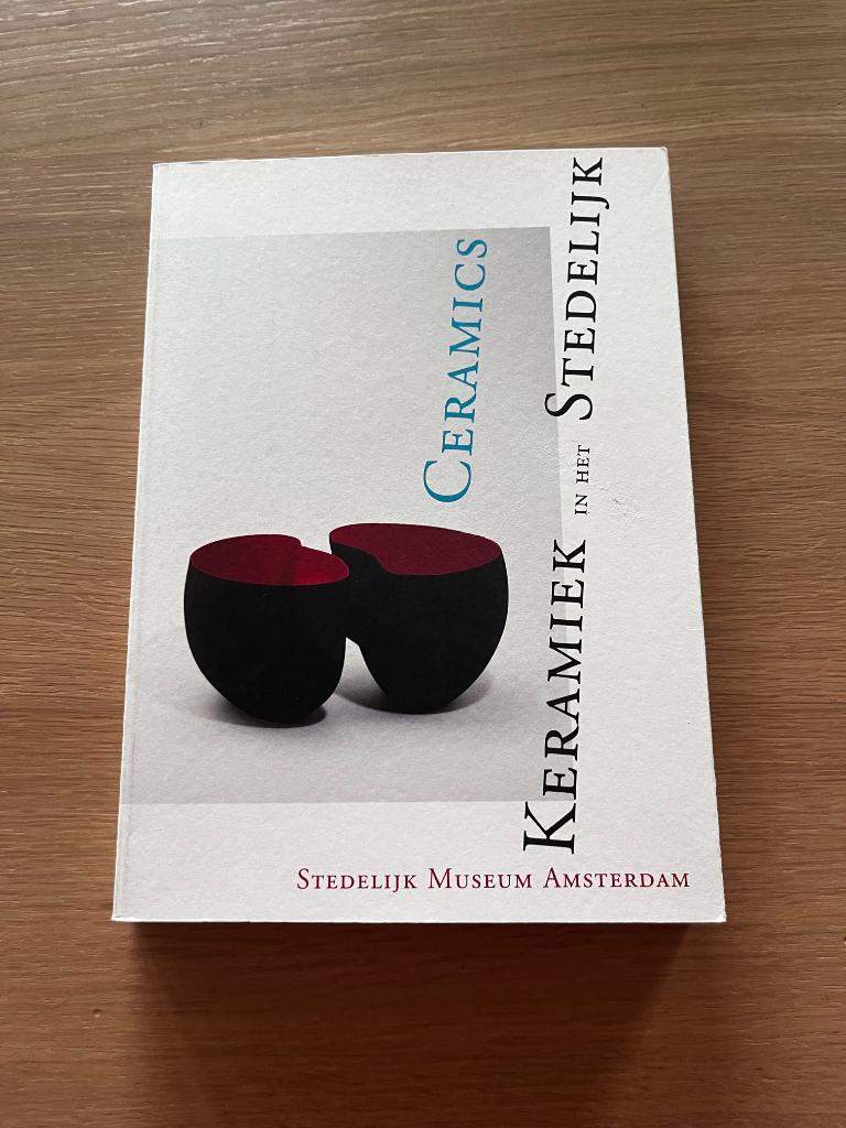 Ceramics - Keramiek in het Stedelijk - Museum Amsterdam, Ophalen of Verzenden, Zo goed als nieuw