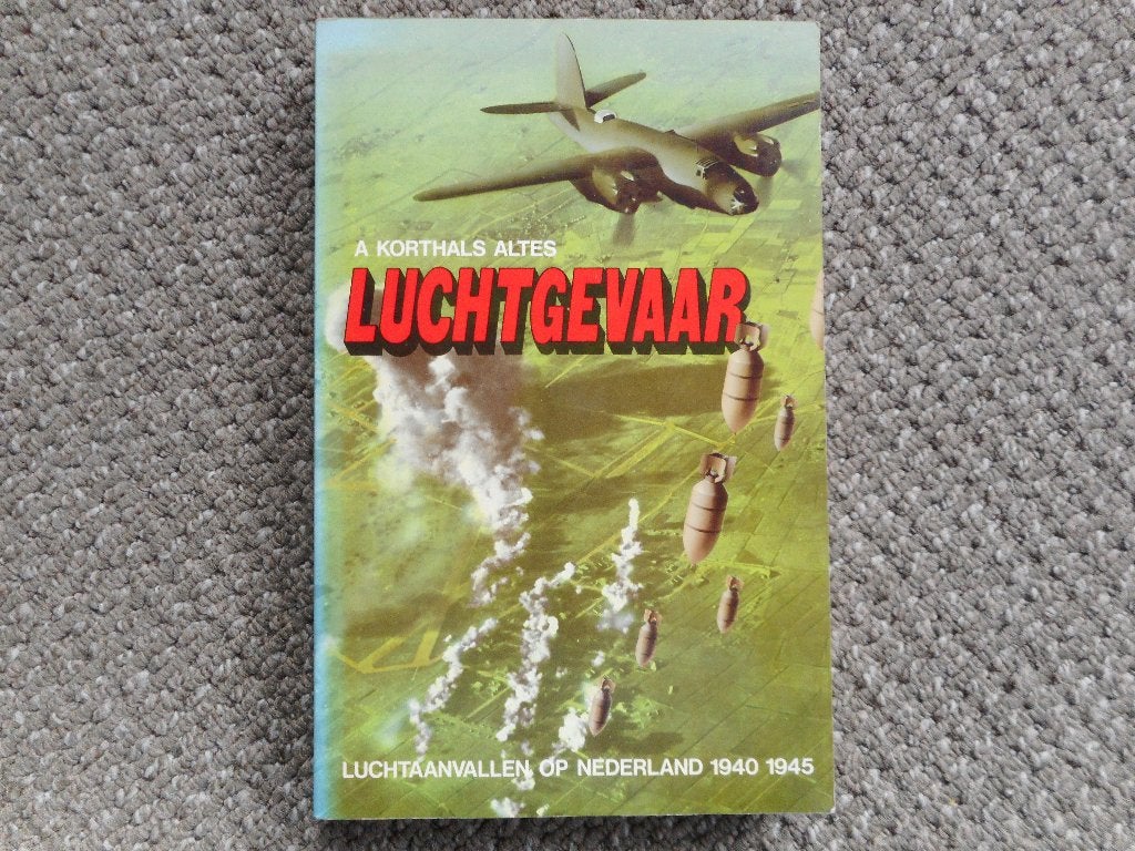 Luchtgevaar. Luchtaanvallen op Nederland 1940-1945., Ophalen of Verzenden, Luchtmacht, Nederland, Boek of Tijdschrift