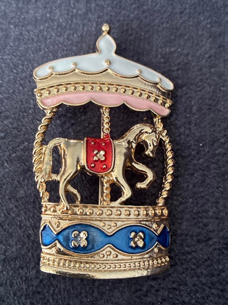 Vintage Carrousel Paard Broche Goudkleurig Emaille, Sieraden, Tassen en Uiterlijk, Broches, Overige materialen, 4 tot 7 cm, Ophalen of Verzenden