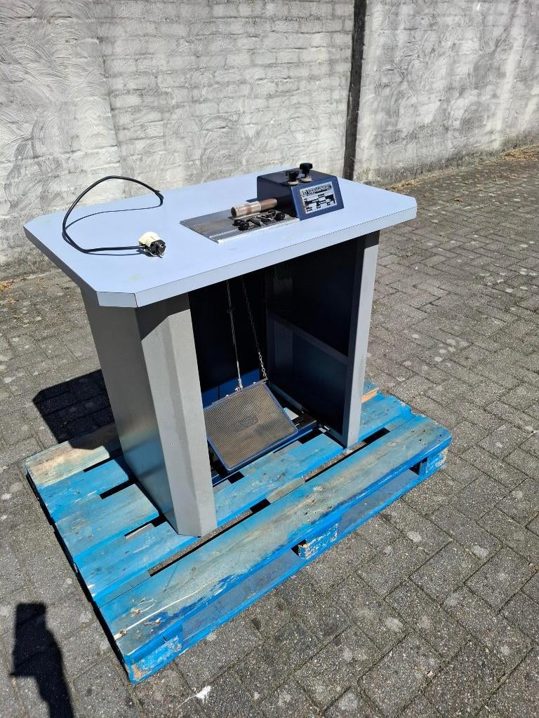 Een OMAC 2000 riem- of band vouwmachine, Ophalen