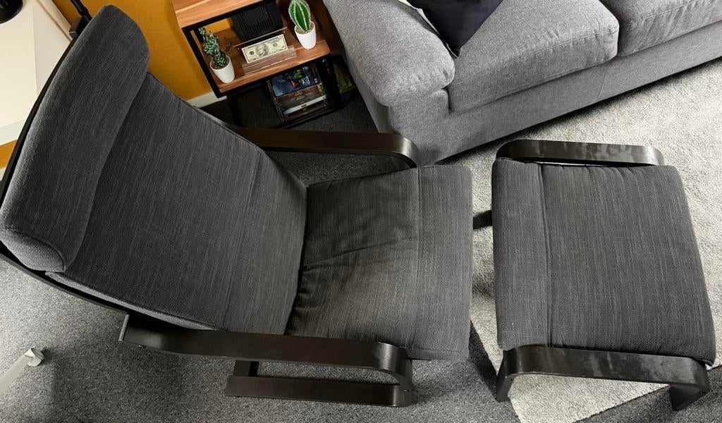 POÄNG Fauteuil + voetenbank zwartbruin/Hillared antraciet, Ophalen, 75 tot 100 cm, Zo goed als nieuw, Stof