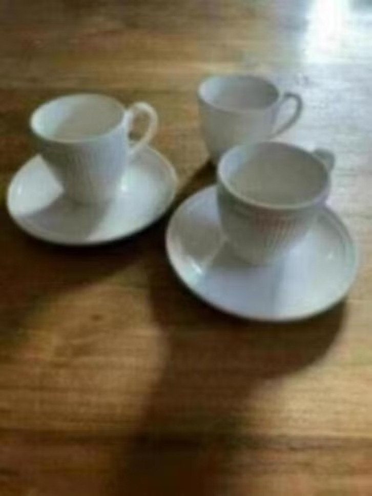 Wedgwood 2 x kop en schotel, Huis en Inrichting, Keuken | Servies, Ophalen of Verzenden, Zo goed als nieuw, Porselein, Kop(pen) en/of Schotel(s)