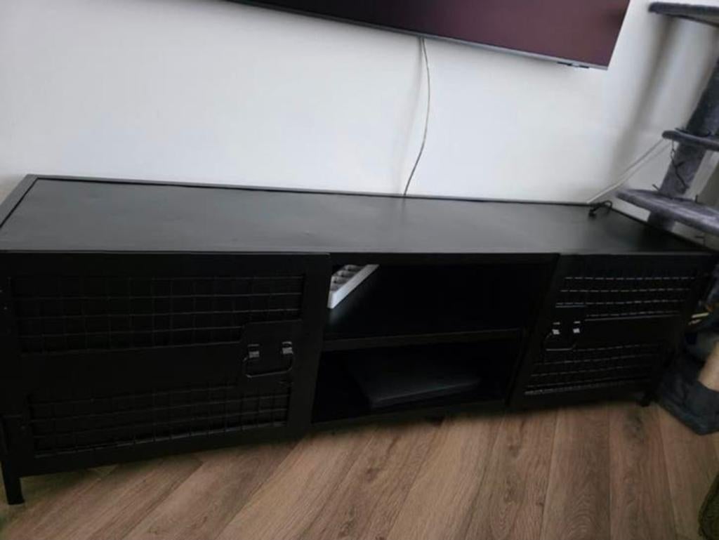 Metalen zwarte TV meubel, Huis en Inrichting, Kasten | Televisiemeubels, Ophalen, 150 tot 200 cm, Zo goed als nieuw, Minder dan 100 cm