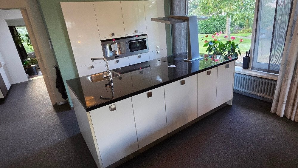 Witte eiland keuken met kastenwand en diverse apparatuur., Ophalen, Gebruikt, Wit, Graniet of Steen