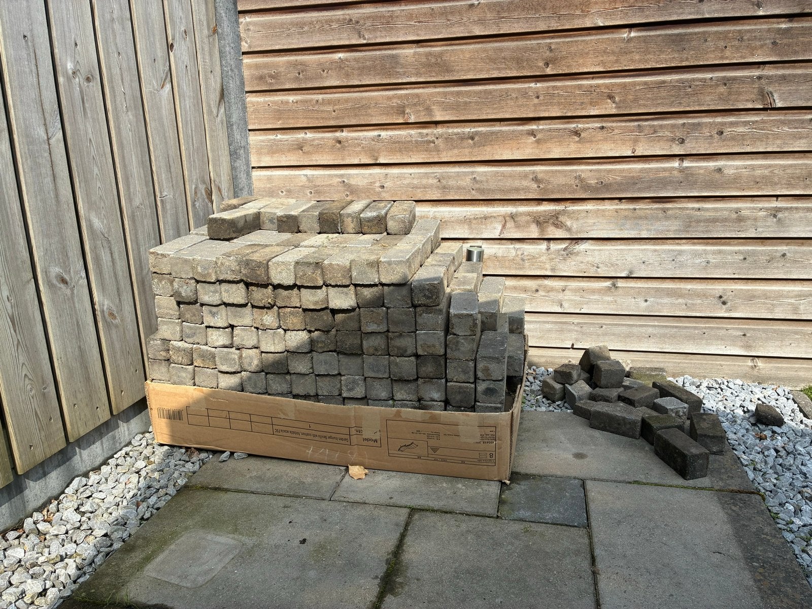 GRATIS Gebruikte betonnen klinkers voor terras of oprit, Tuin en Terras, Tegels en Klinkers, Ophalen, Gebruikt, Klinkers, 5 tot 10 m²