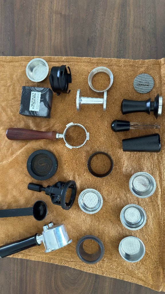 DeLonghi Dedica + complete baristaset, Ophalen, Espresso apparaat, Zo goed als nieuw, 1 kopje