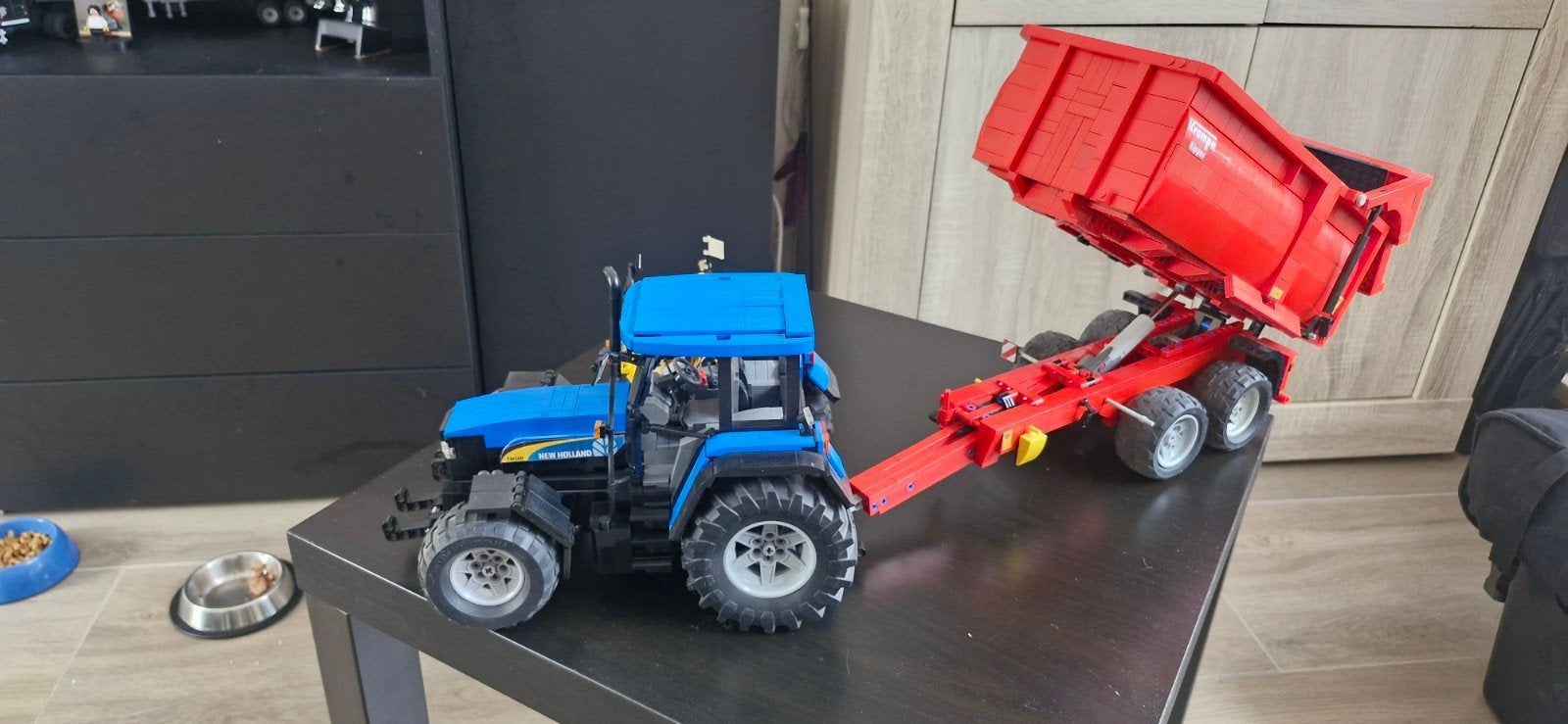 Lego Technic New Holland TM140 Tractor met Krampe Kipper, Ophalen