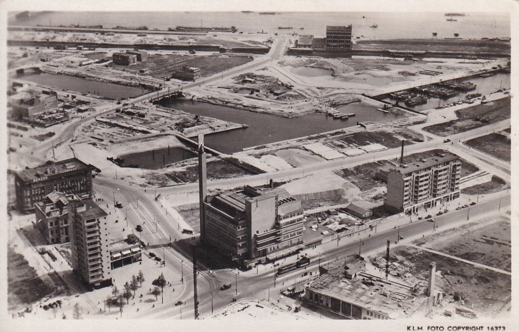 732L Rotterdam luchtfoto KLM Rotterdam Bijenkorf en omgeving, Ophalen of Verzenden, 1940 tot 1960, Ongelopen, Zuid-Holland