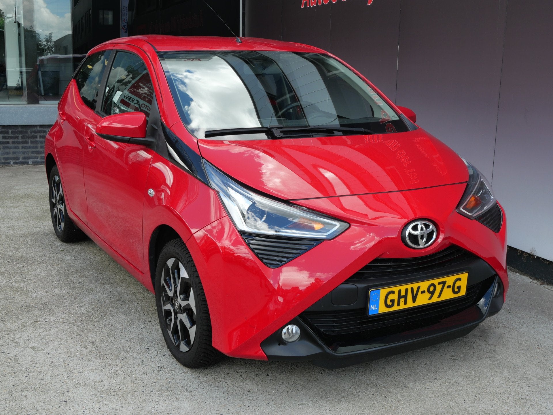 Toyota Aygo 1.0 VVT-i X-PLAY | CAMERA | CARPLAY | NAVIGATIE, Auto's, Dealer onderhouden, Stof, Gebruikt, 4 stoelen