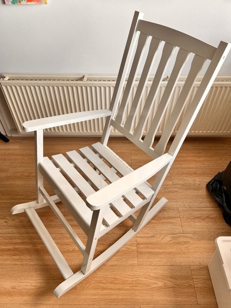 Witte houten schommelstoel – klassiek / landelijk, Huis en Inrichting, Ophalen, Gebruikt, Wit, Eén