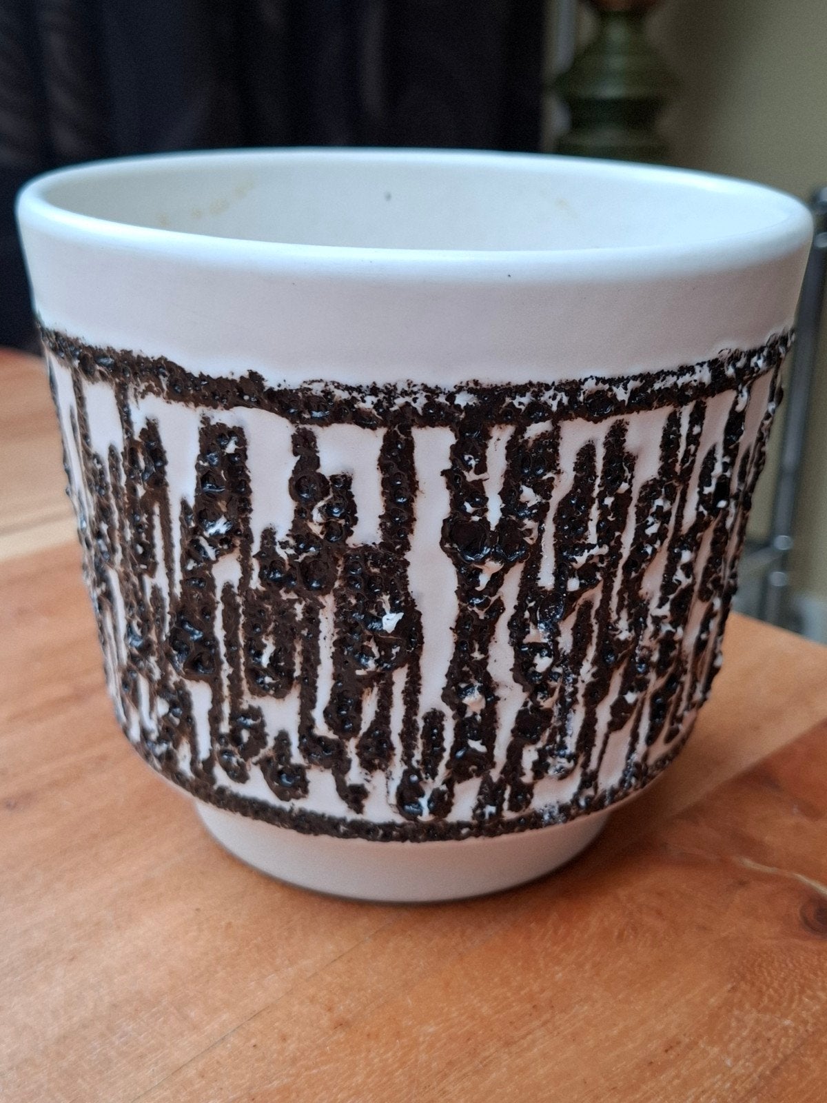Vintage bloempot wit met zwart reliëf, Tuin en Terras, Bloempotten, Rond, Binnen, Ophalen of Verzenden, Zo goed als nieuw