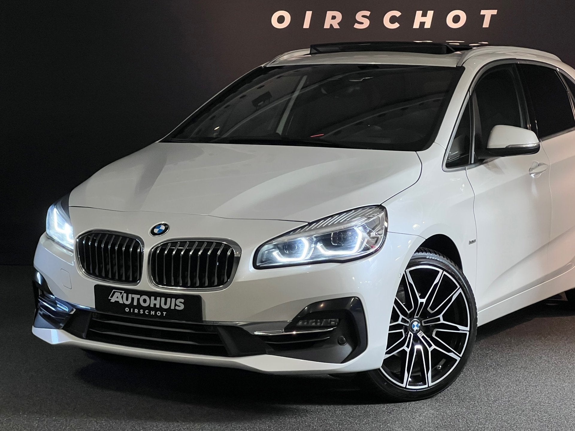 BMW 2-serie Active Tourer 218i High Executive Launch Edition, Dealer onderhouden, Gebruikt, Euro 6, Wit