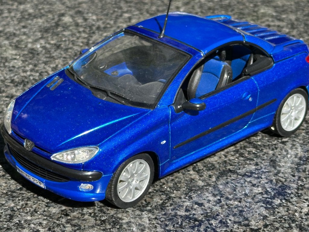 Peugeot 206 CC, Welly 1:18, Hobby en Vrije tijd, Modelauto's | 1:18, Verzenden, Zo goed als nieuw, Auto, Welly