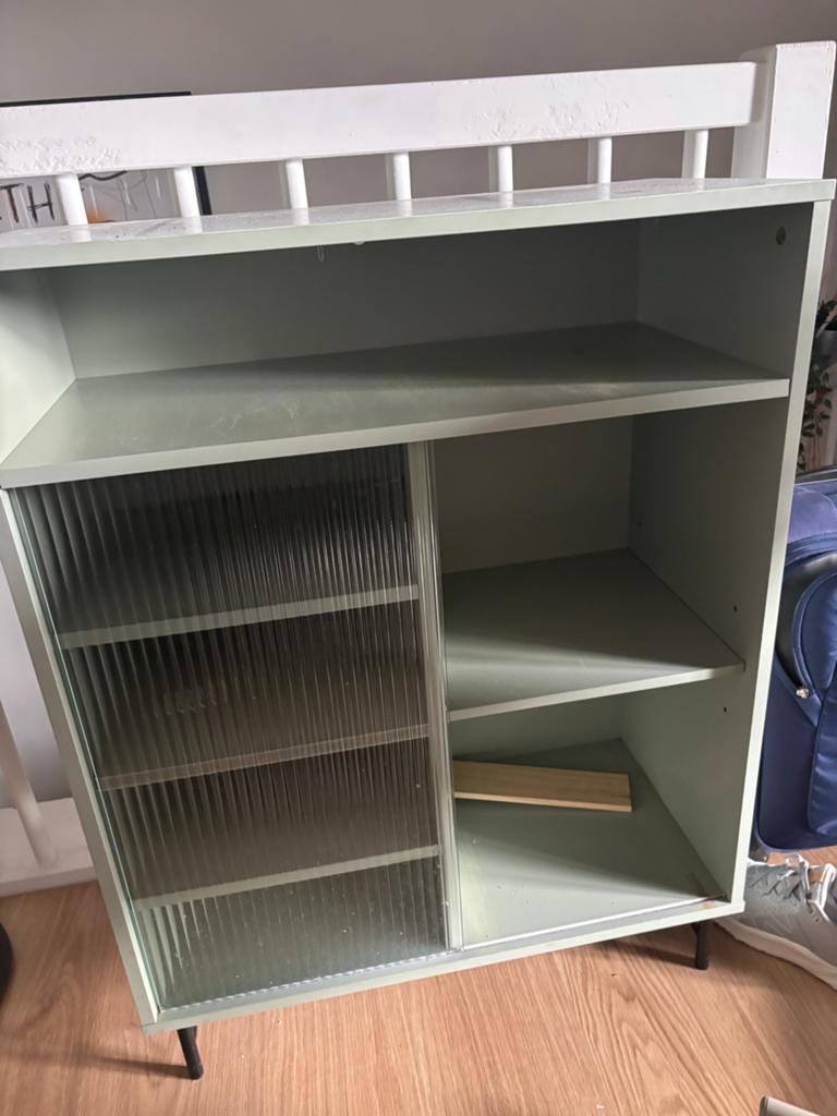 Lichtgroene kast met geribbeld glazen schuifdeur, Huis en Inrichting, Ophalen, Gebruikt, 25 tot 50 cm