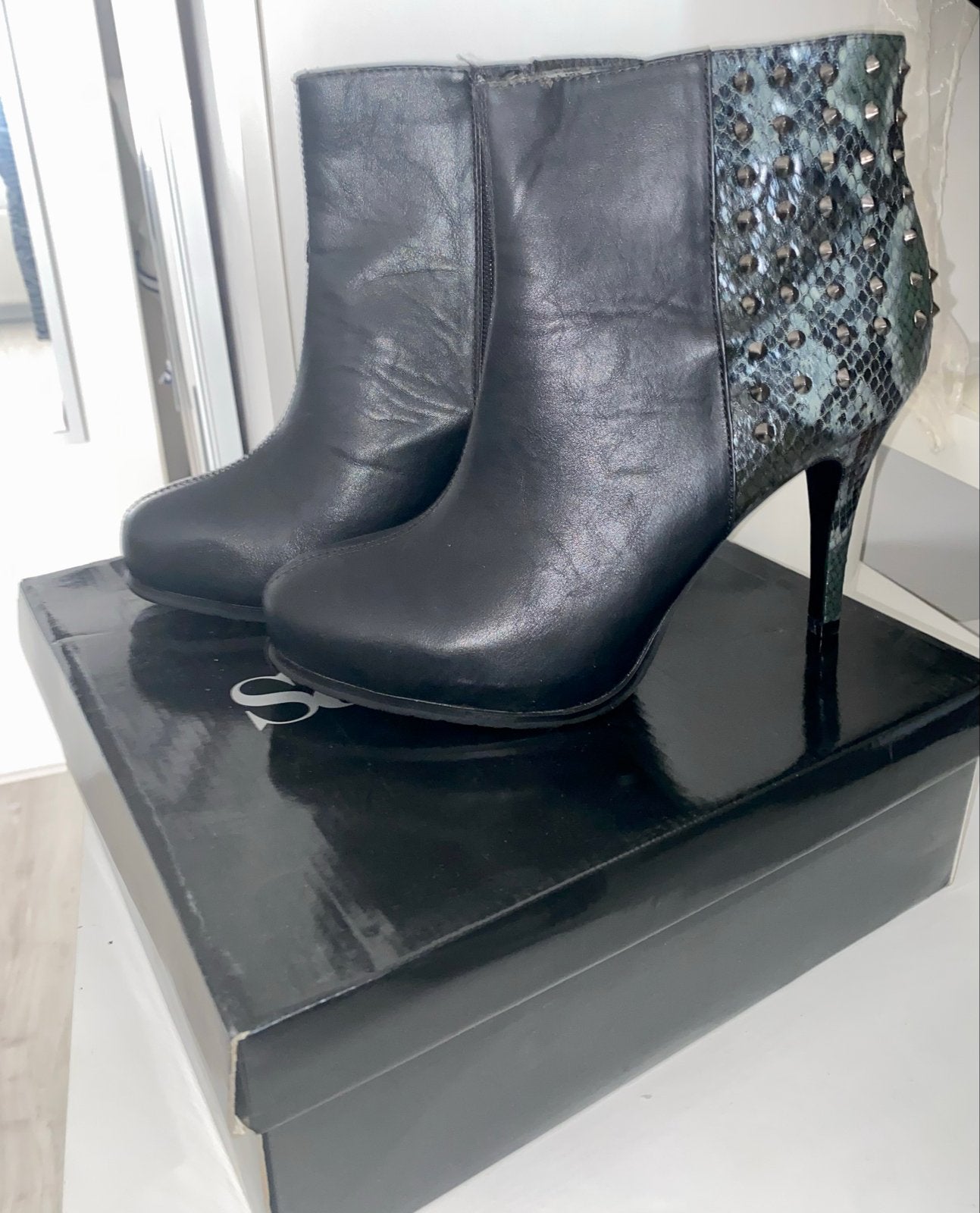 Sabatini Enkellaarsjes met studs en slangenprint, zo goed al, Ophalen of Verzenden, Zo goed als nieuw, Zwart, Lage of Enkellaarzen