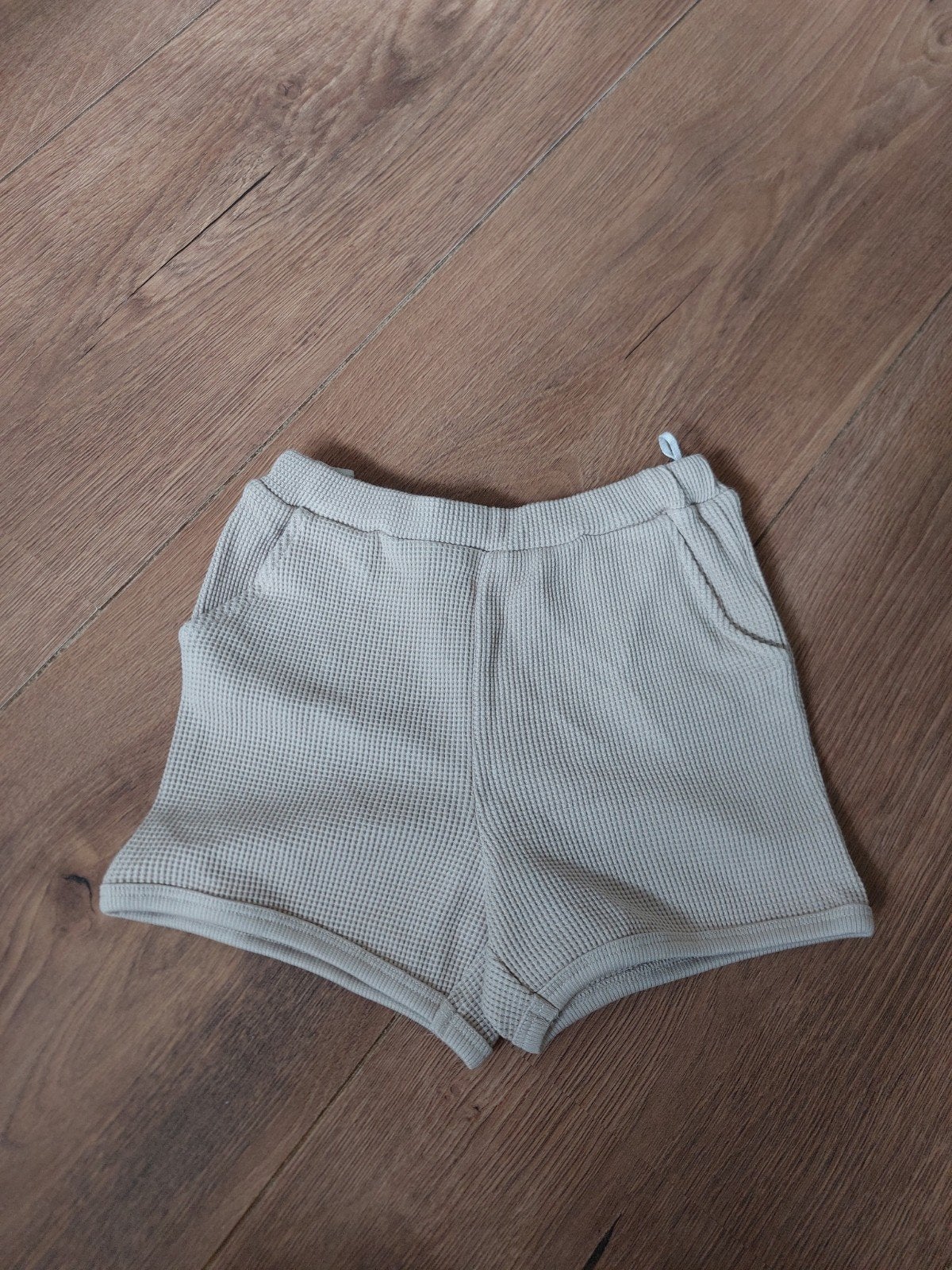 H&M beige short maat 86 in nieuwstaat 100 % katoen, Broekje, H&M, Ophalen of Verzenden, Zo goed als nieuw
