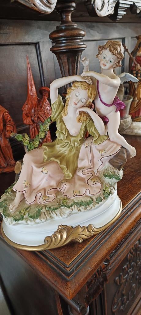 Antiek porseleinen beeld van dame en cupido, Ophalen of Verzenden