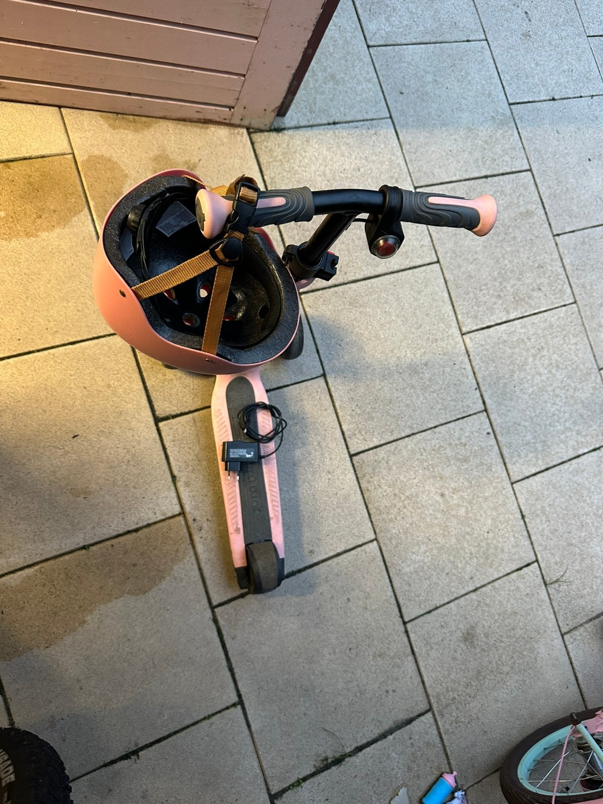 Elektrische kinder step.  3 wieler. Met helm., Ophalen, Zo goed als nieuw, Elektrische step (E-scooter)