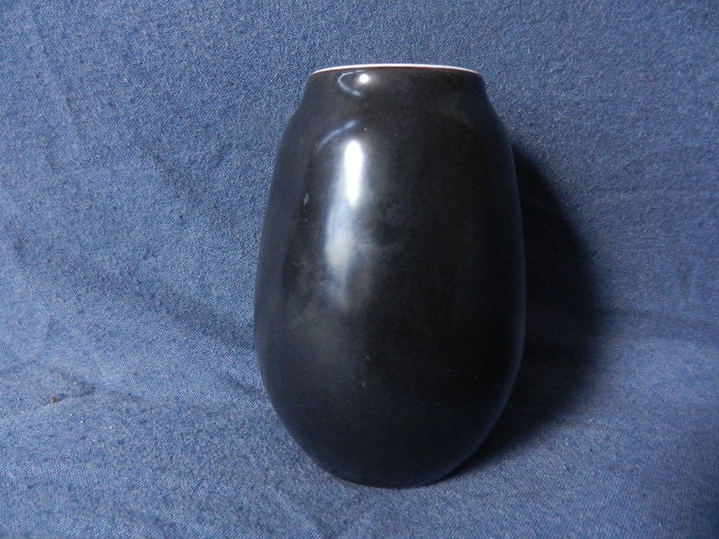 Leuk ellipsvormig vaasje Ravelli met zwart glazuur h. 8,6 cm, Ophalen of Verzenden