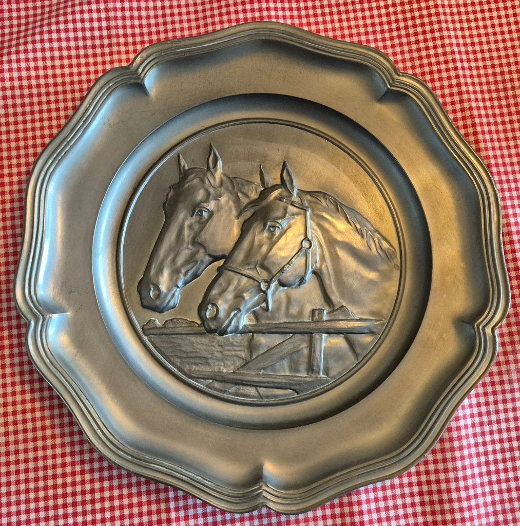 Decoratief metalen bord met twee paardenhoofden., Ophalen of Verzenden