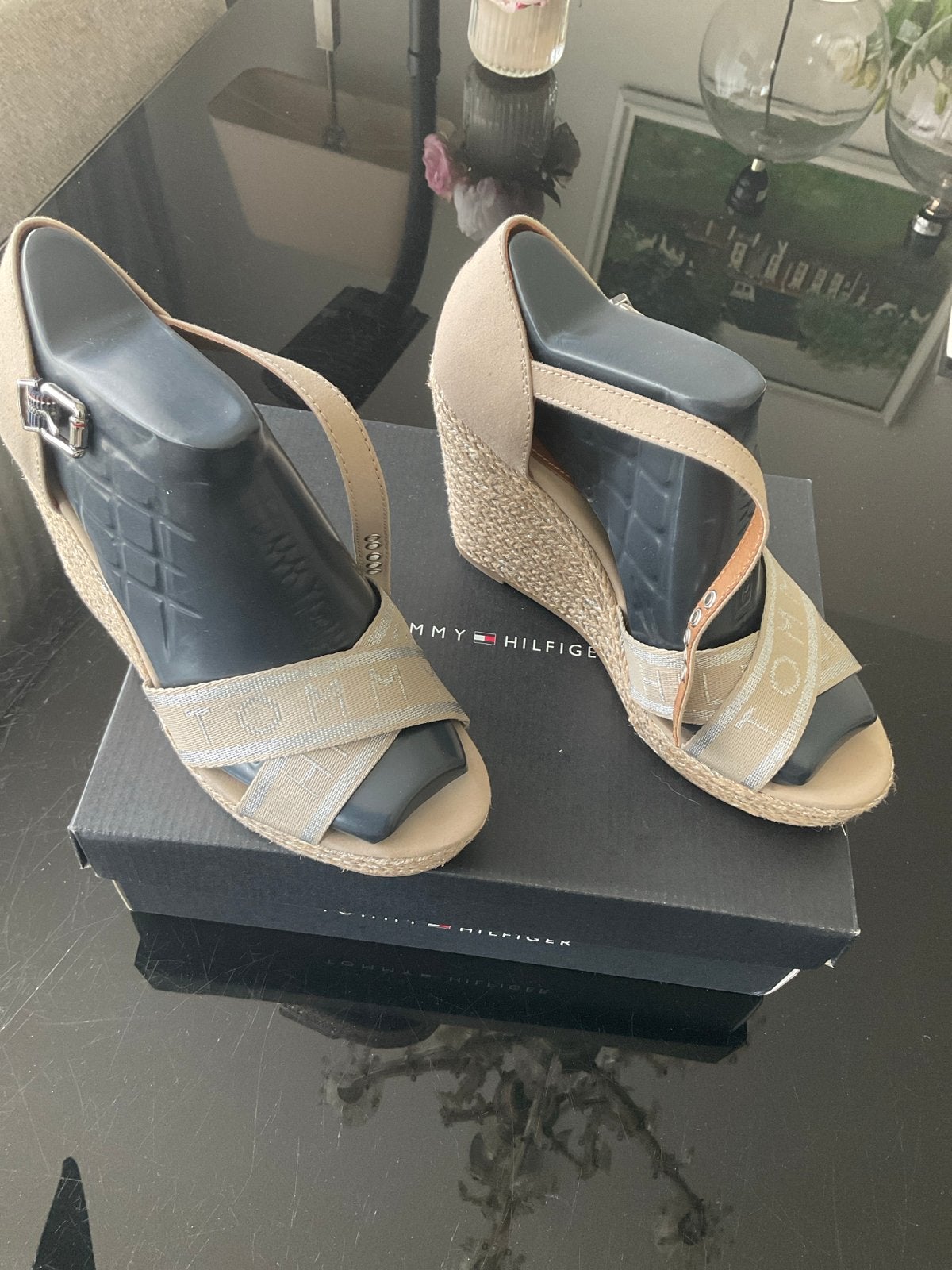 Nieuwe Tommy Hilfiger sleehak sandalen maat 38, Ophalen of Verzenden, Nieuw, Beige, Sandalen of Muiltjes