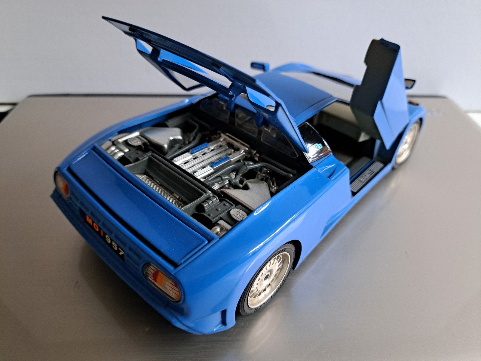 Bugatti EB110 uit 1991, Bburago 1:18, onbespeeld, Ophalen of Verzenden, Zo goed als nieuw, Bburago