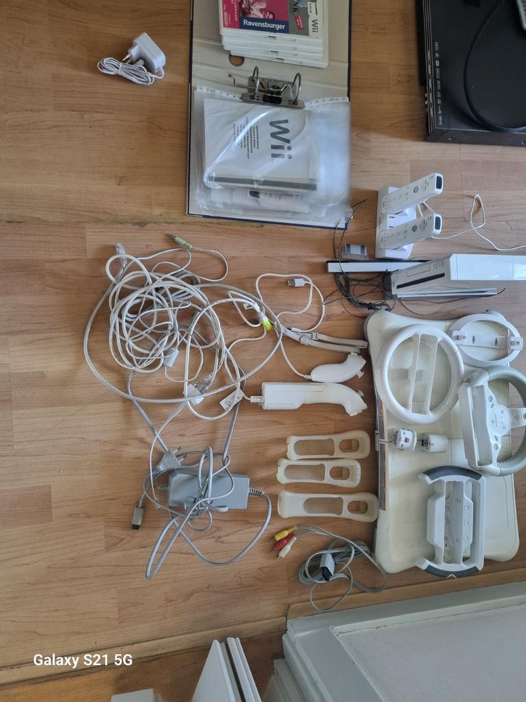 Wii spelcomputer met accessoires en games, Ophalen of Verzenden, Gebruikt, Met 2 controllers, Met stuurtje