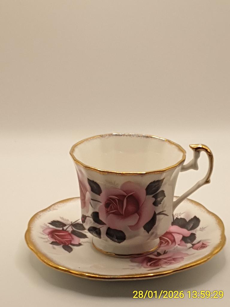 Elizabethan Bone China Kop en Schotel met Rozen, Ophalen of Verzenden
