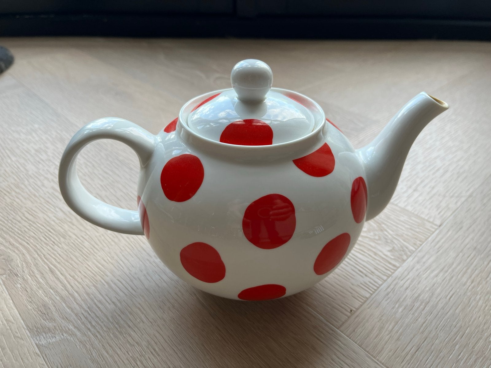 Theepot met rode stippen - Porselein, Gebruikt, Steen/keramiek, Rood, Ophalen