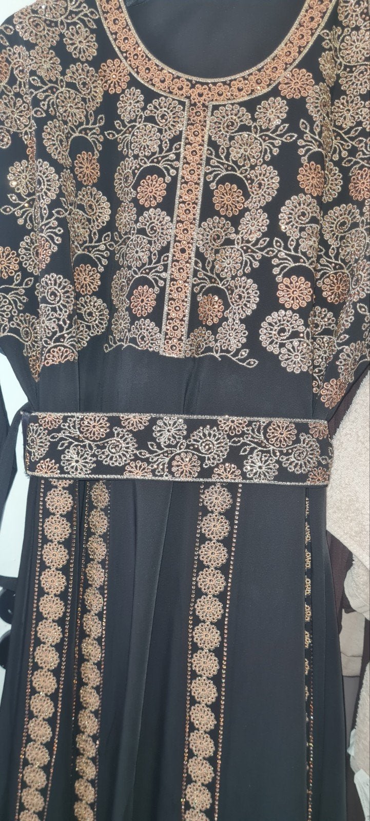 Zwarte Abaya met gouden borduursels, Kleding | Dames, Zwart, Maat 42/44 (L), Ophalen of Verzenden, Onder de knie