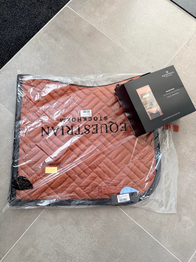 Equestrian Stockholm Deep Tuscany set full dressuur, Dieren en Toebehoren, Paarden en Pony's | Dekens en Dekjes, Dressuurdekje