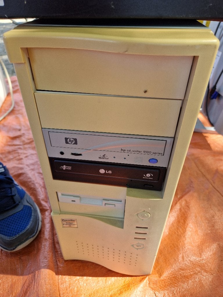 Oude Desktop Computer - HP CD-Writer 9100 Series, Computers en Software, Desktop Pc's, Ophalen, Gebruikt, Minder dan 4 GB, Onbekend