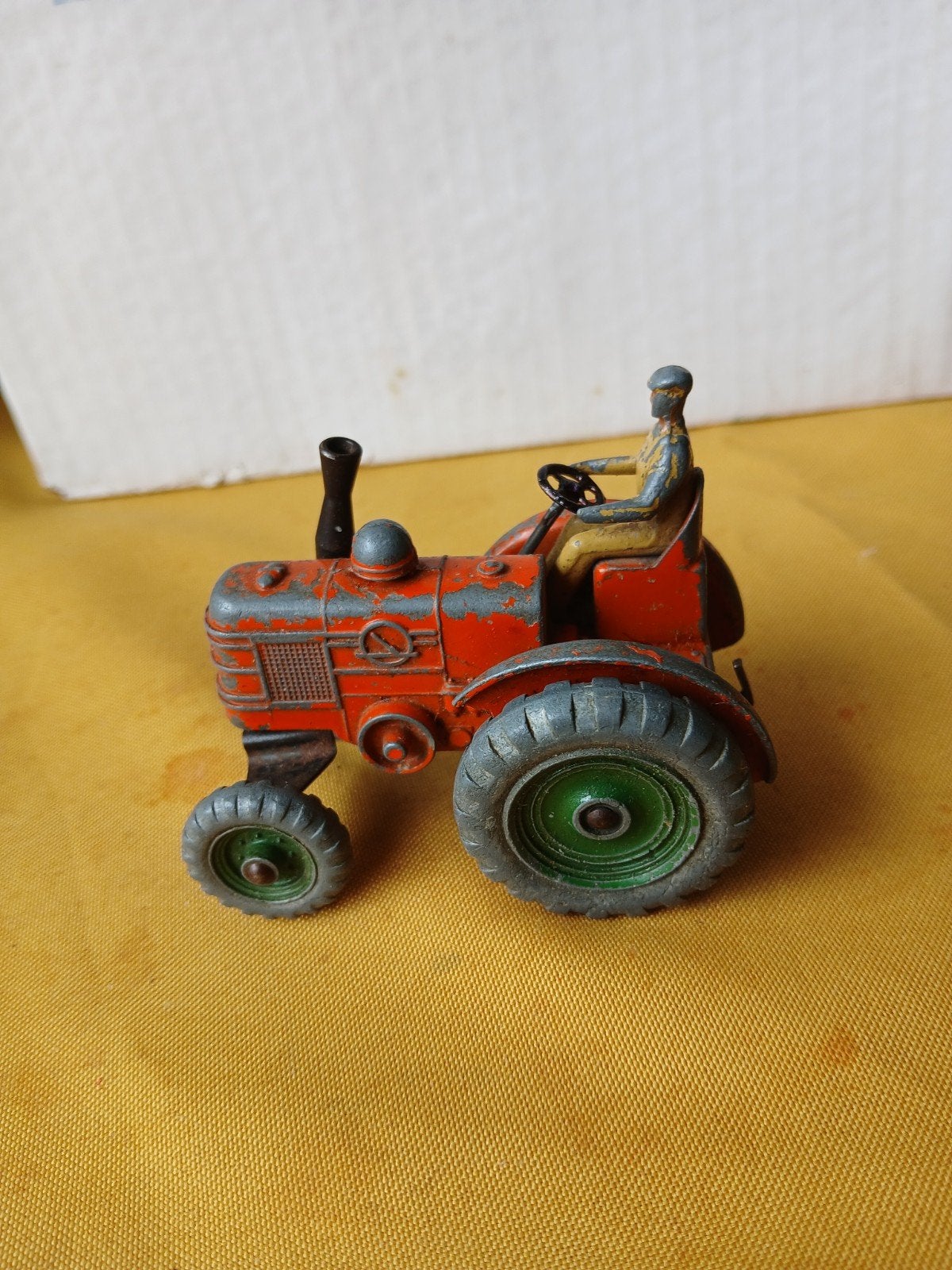 Field Marshall tractor. Dinky toys 301, Ophalen of Verzenden, Gebruikt, Tractor of Landbouw, Dinky Toys