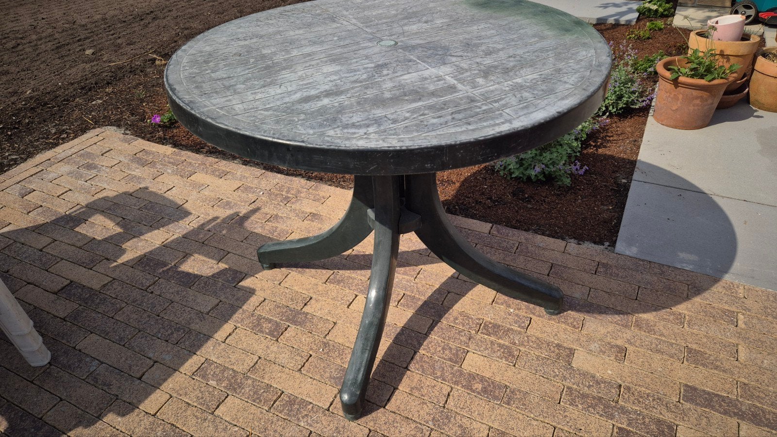 Gratis ronde tuintafel, gebruikt maar functioneel, Tuin en Terras, Ophalen, Gebruikt, Rond, Kunststof