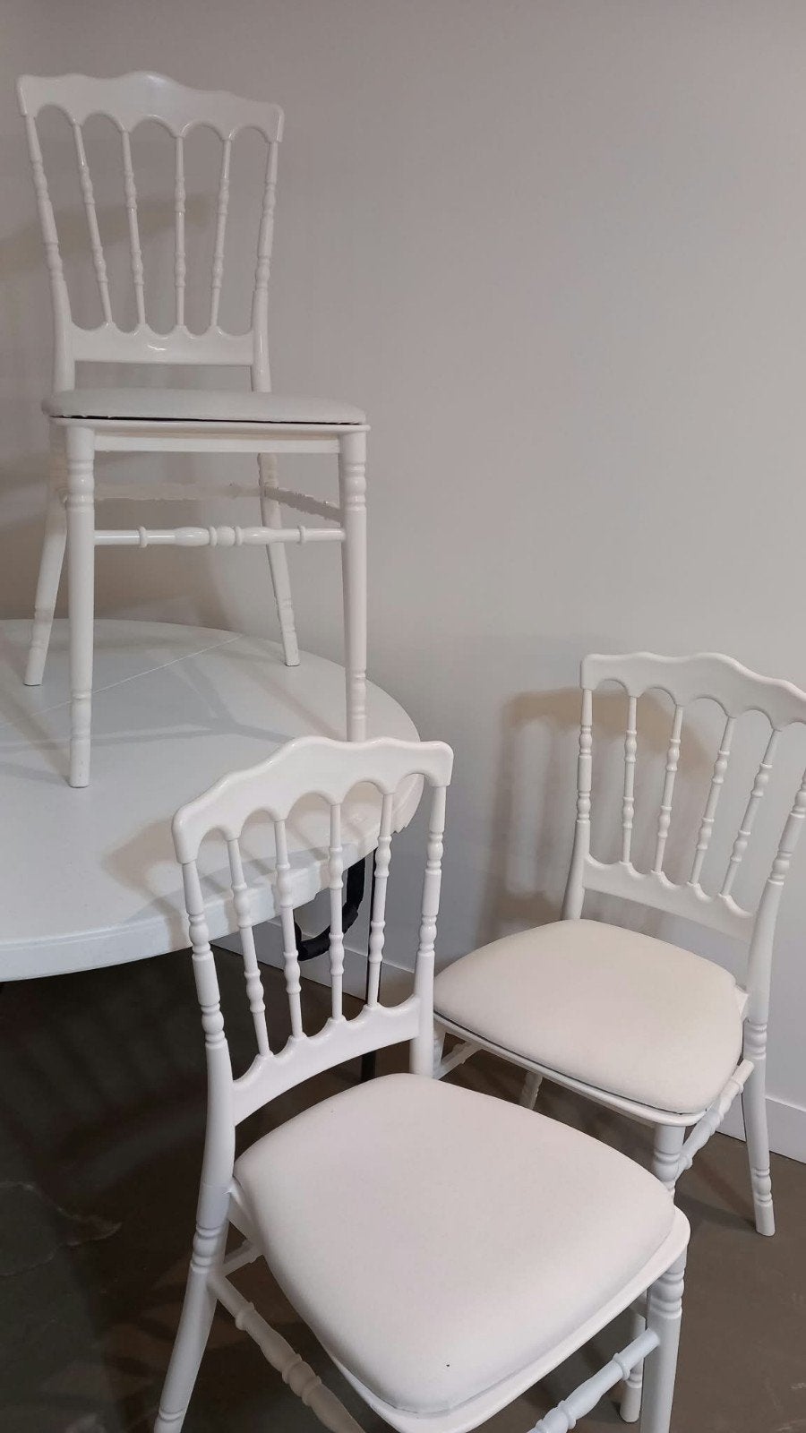 Witte  stoelen met kussen, Huis en Inrichting, Ophalen, Hout, Gebruikt, Klassiek, Chiavari, Evenementen