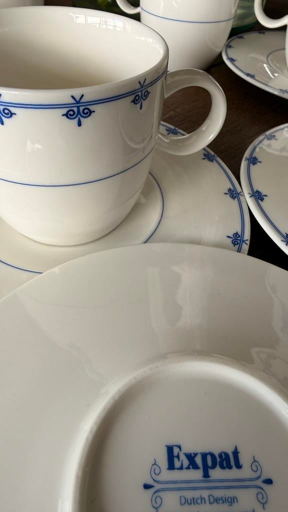 6 Expat Dutch Design koffie kopjes en schotels, Ophalen of Verzenden, Zo goed als nieuw, Porselein, Kop en/of schotel