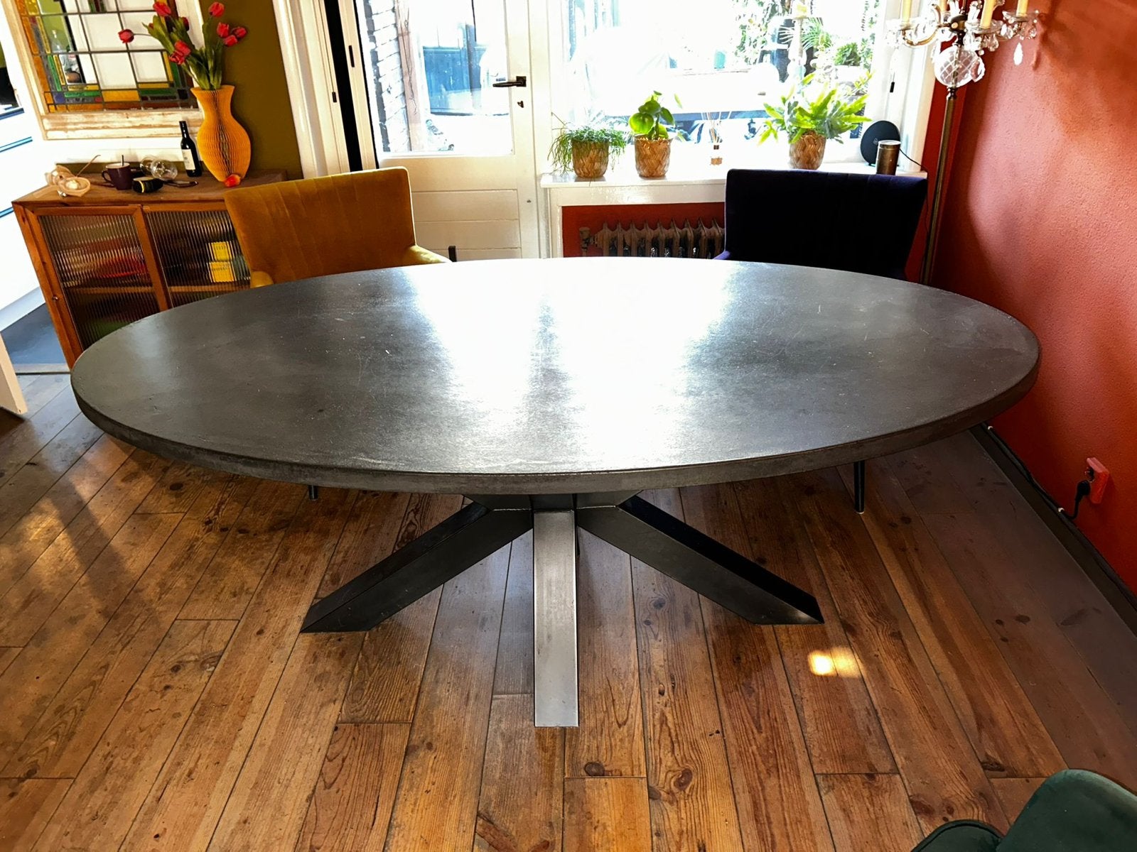 Ovale Beton cire eettafel met stalen spinpoot, Huis en Inrichting, Tafels | Eettafels, Ophalen, Gebruikt, 100 tot 150 cm, Vijf personen of meer
