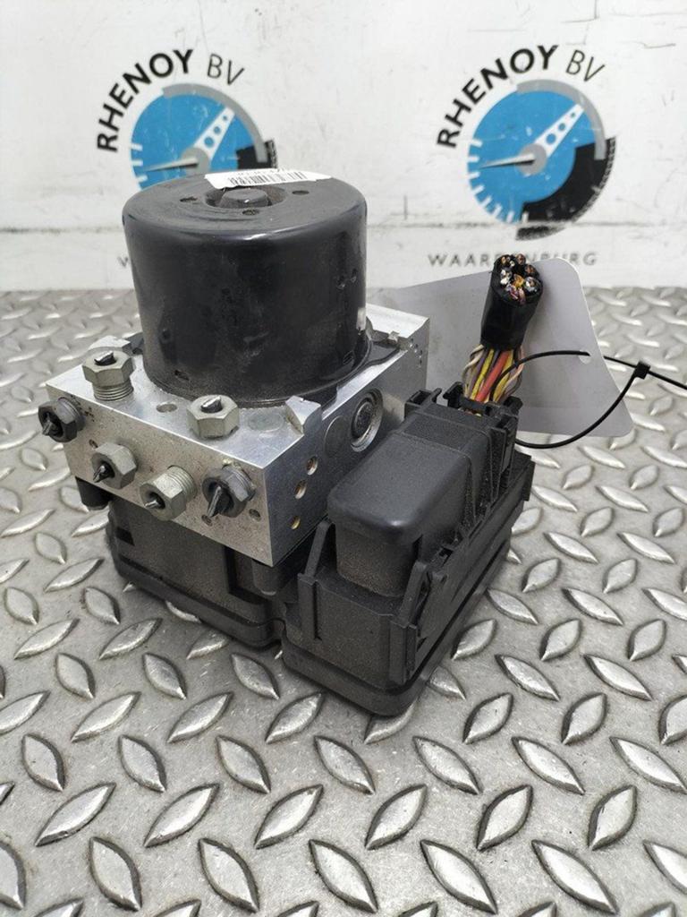 VOLVO V40 MK2 1.5 T2 MOMENTUM  ABS POMP  2017, Ophalen of Verzenden, Gebruikt, Stiba lid
