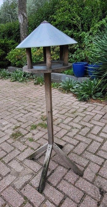 Houten vogelvoederhuisje op standaard, Tuin en Terras, Ophalen, Gebruikt